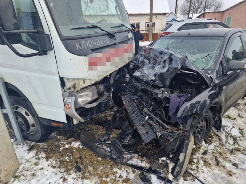 Полиция Гиагинского района устанавливает обстоятельства лобового столкновения с участием иномарки и грузового автомобиля